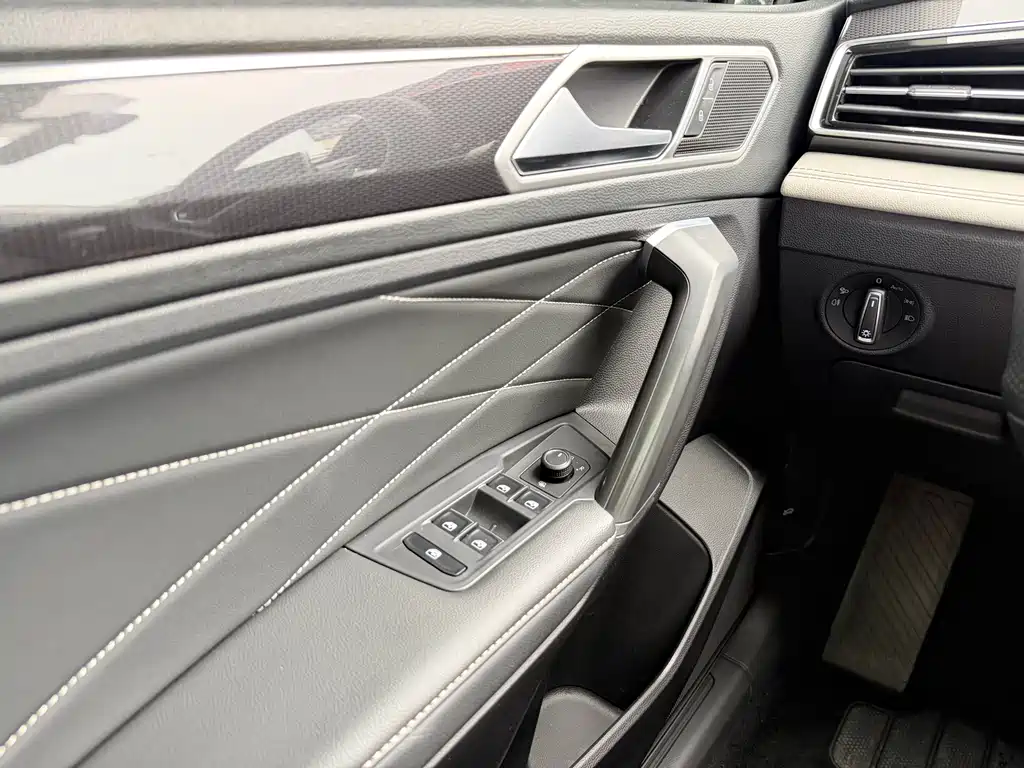 Volkswagen Tiguan L — миниатюра 12