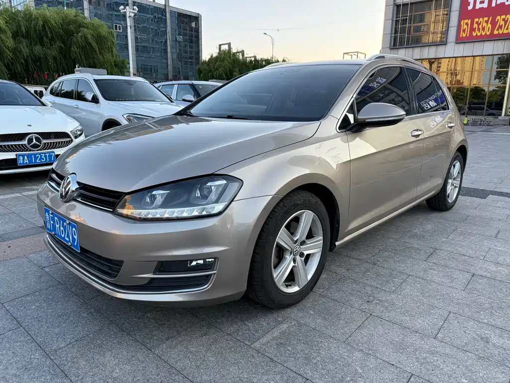 VOLKSWAGEN GOLF