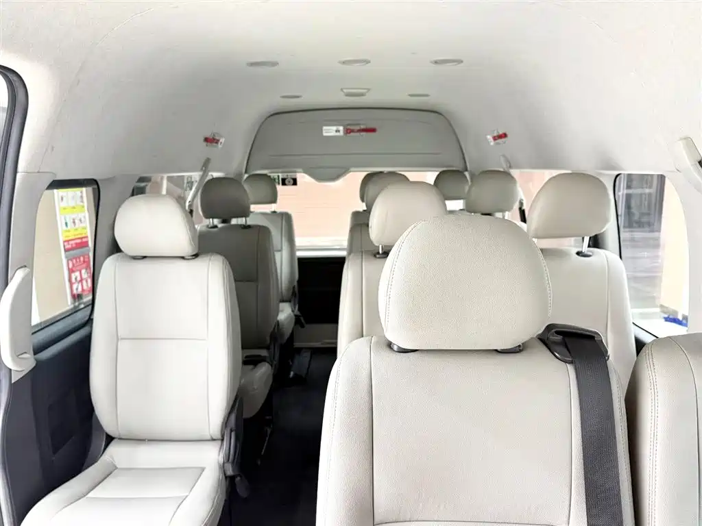 Toyota HiAce 2011 2.7L AT Standard 13 мест