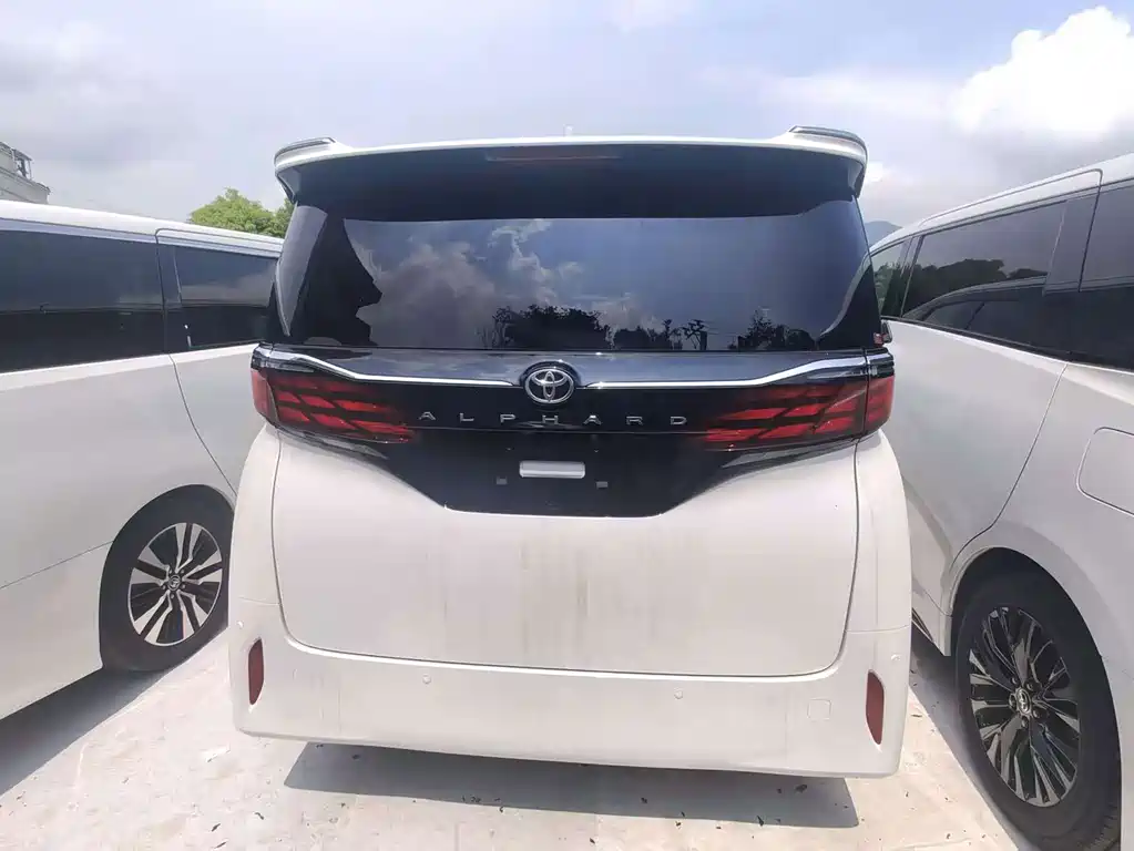 Toyota Alphard — миниатюра 6