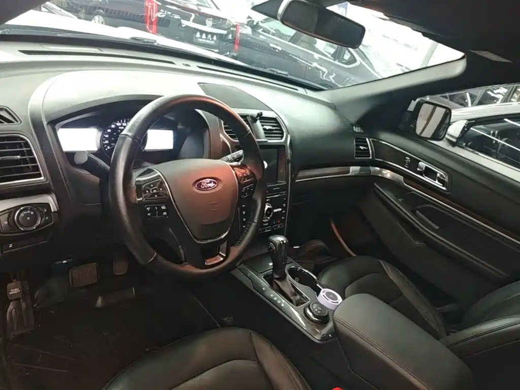 Ford Explorer (Import) — миниатюра 10