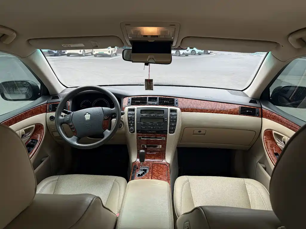 Toyota Crown — миниатюра 6