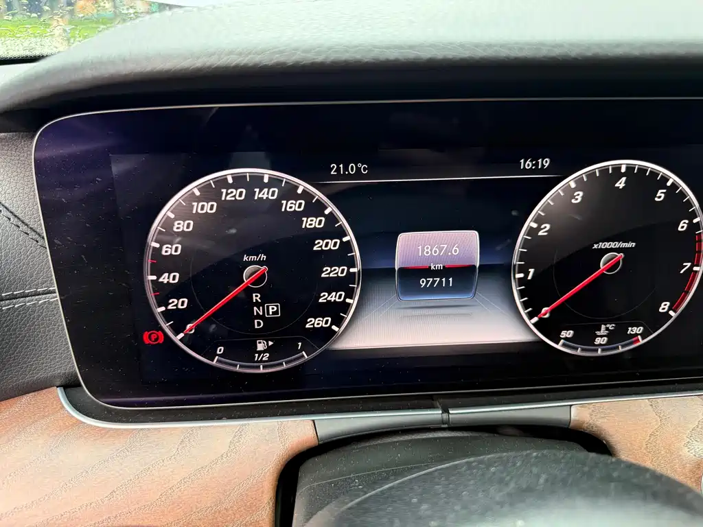Mercedes-Benz E-Class — миниатюра 6