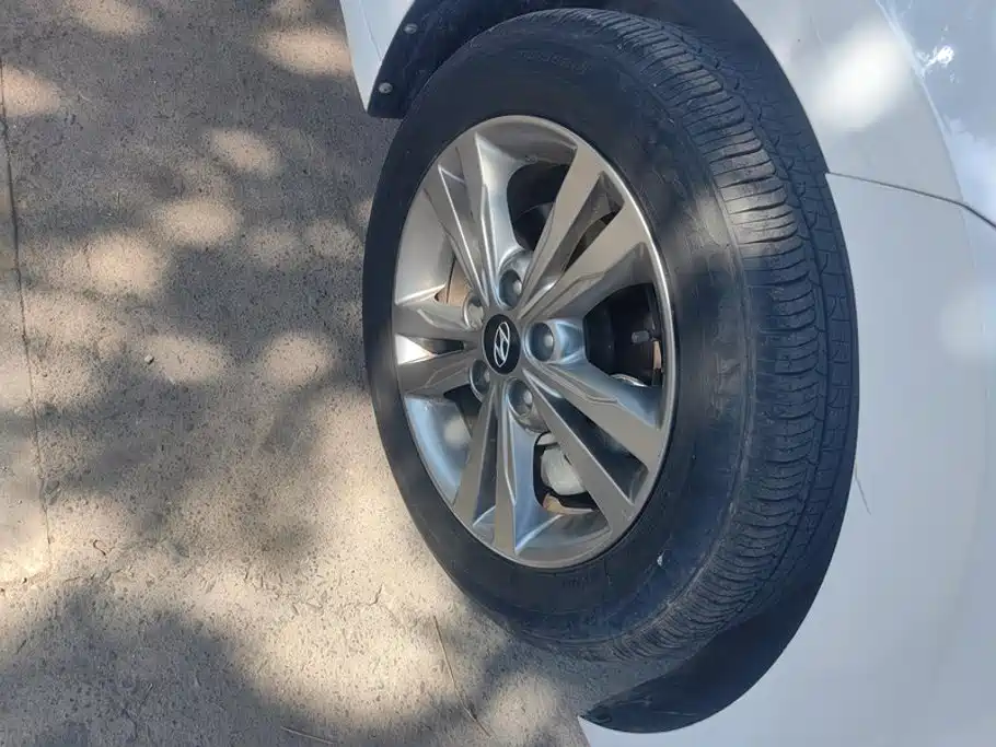 Hyundai Elantra — миниатюра 6