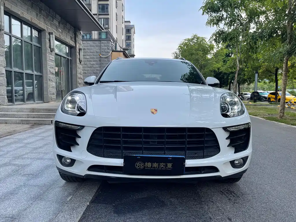 PORSCHE MACAN
