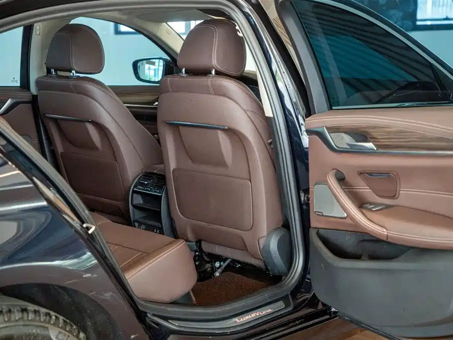BMW 5 Series — миниатюра 17