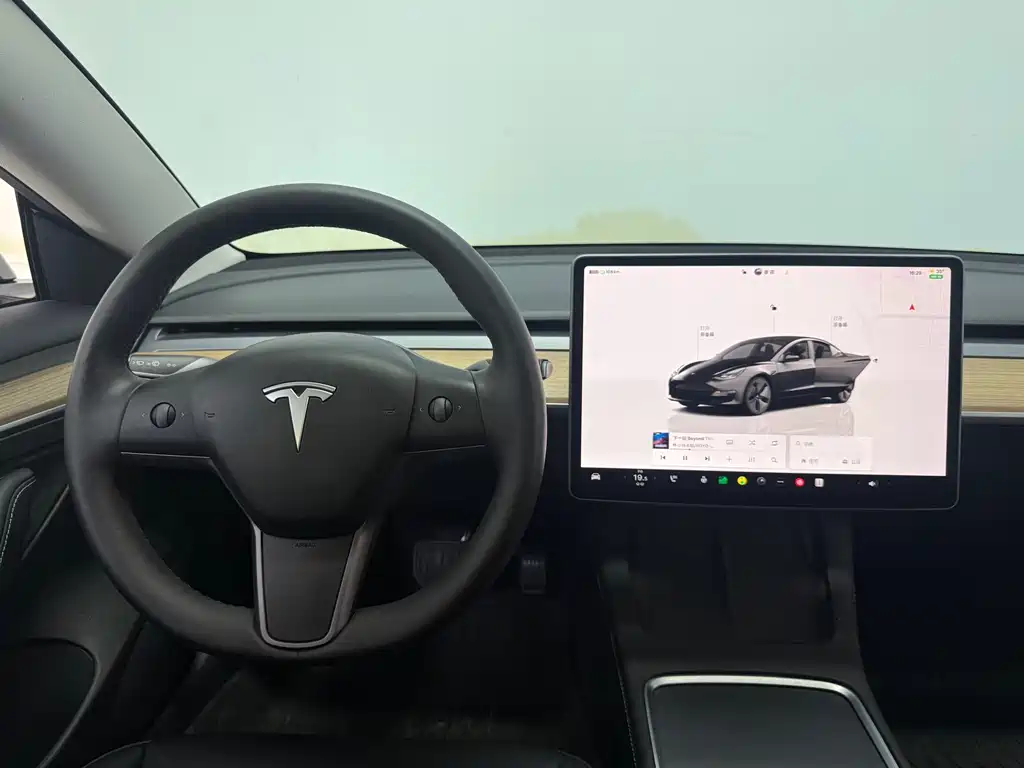 Tesla Model 3 — миниатюра 12