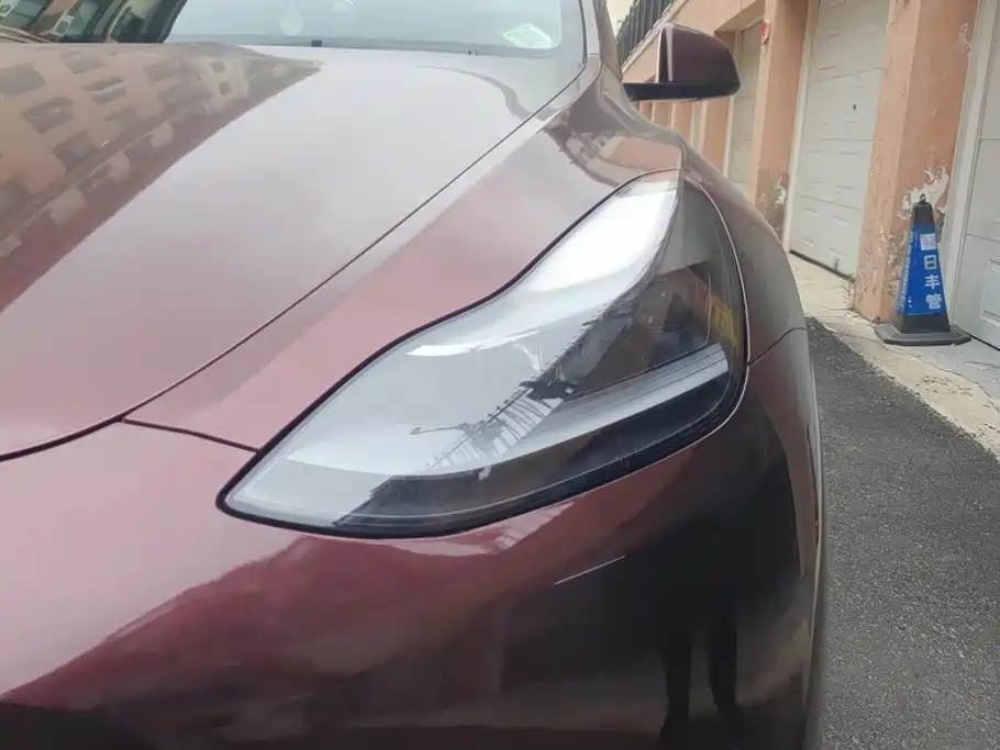 Tesla Model Y — миниатюра 5