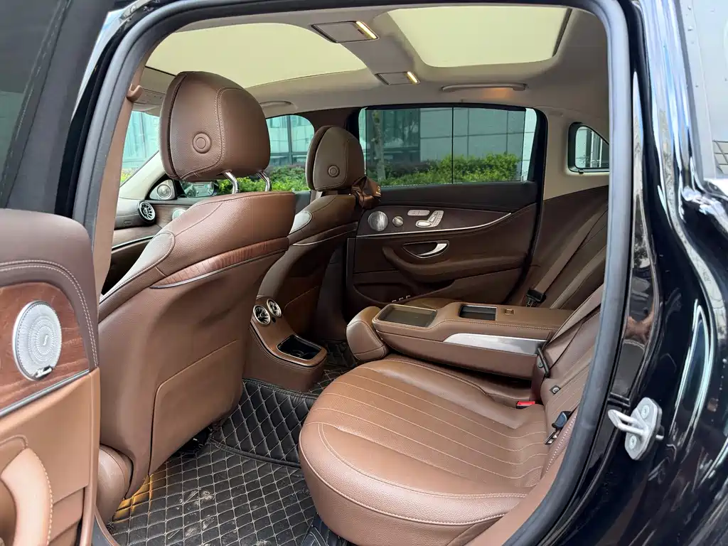 Mercedes-Benz E-Class — миниатюра 8