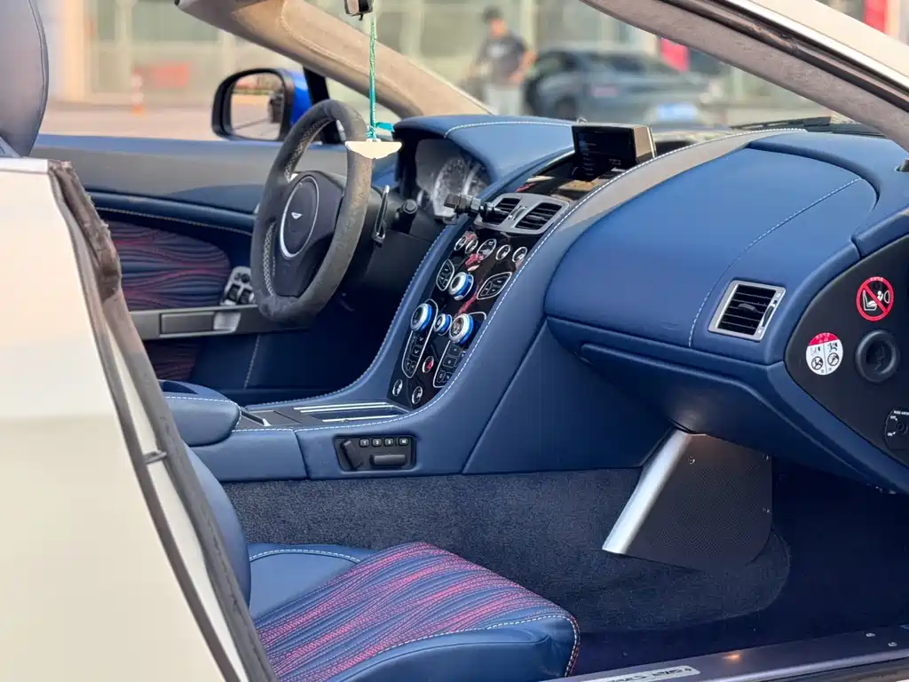 ASTON MARTIN V8 VANTAGE