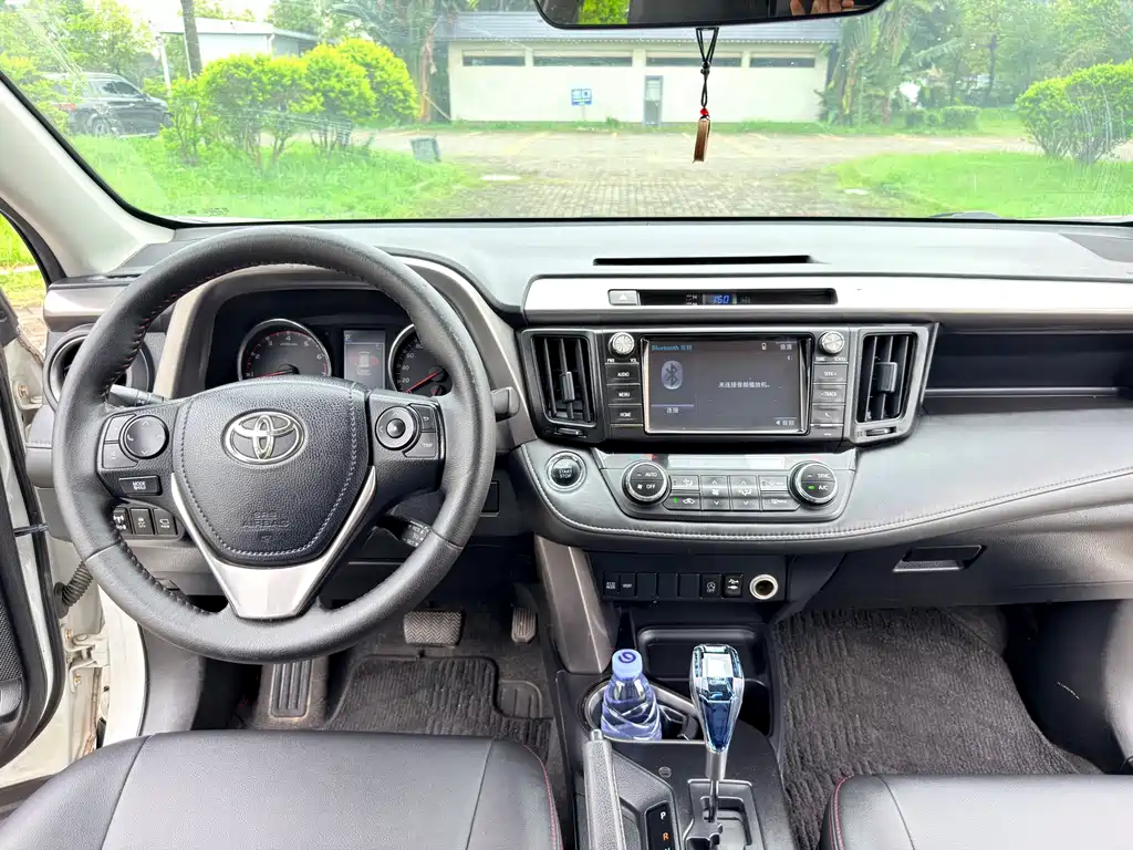 Toyota RAV4 — миниатюра 10
