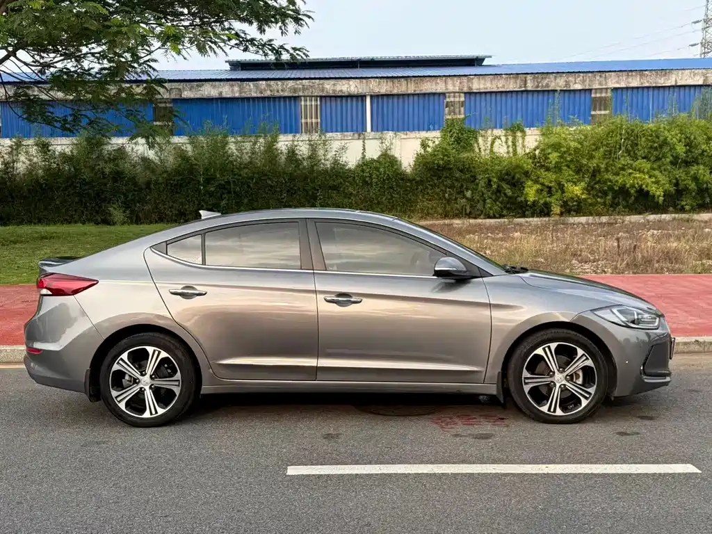 Hyundai Elantra — миниатюра 7