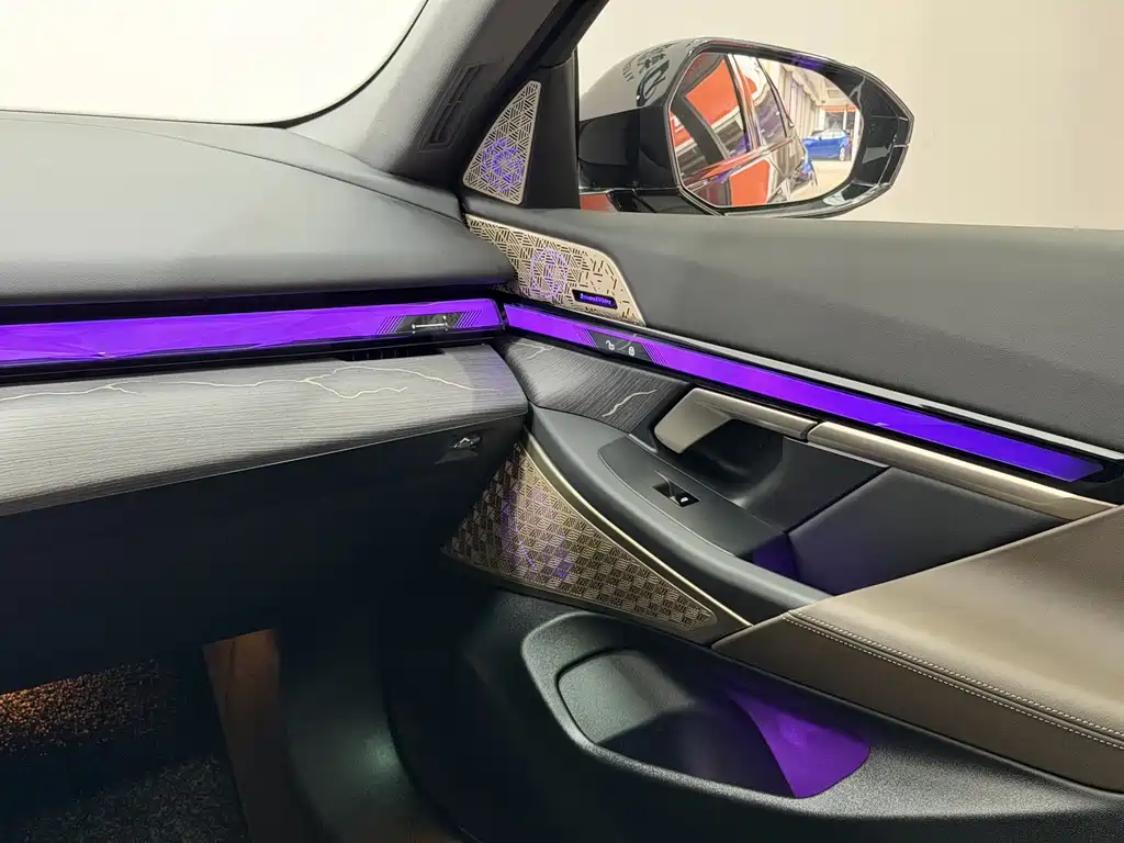 BMW 5 Series — миниатюра 13