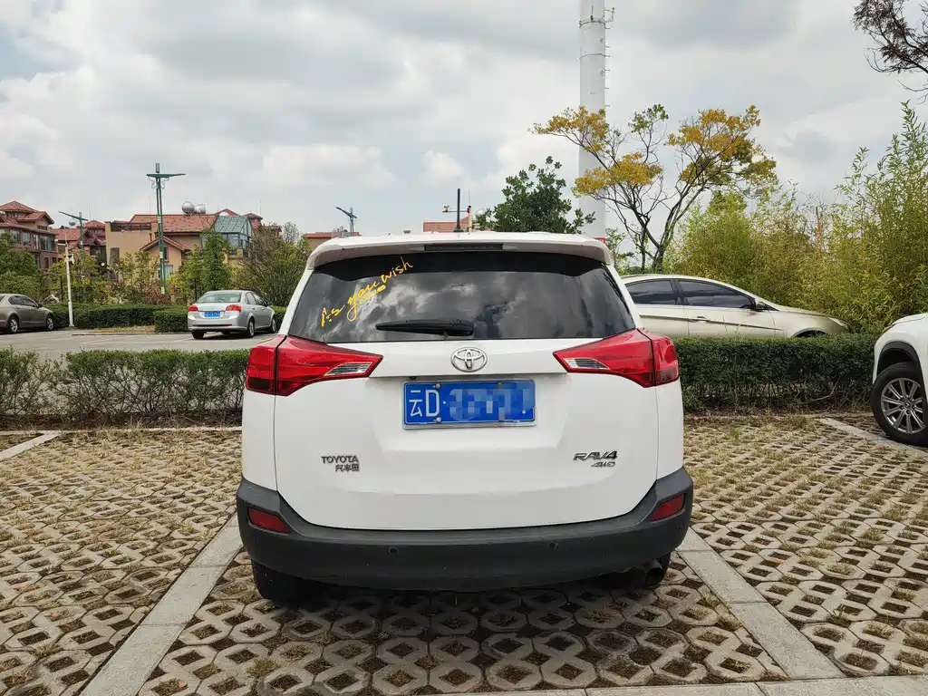 Toyota RAV4 — миниатюра 5