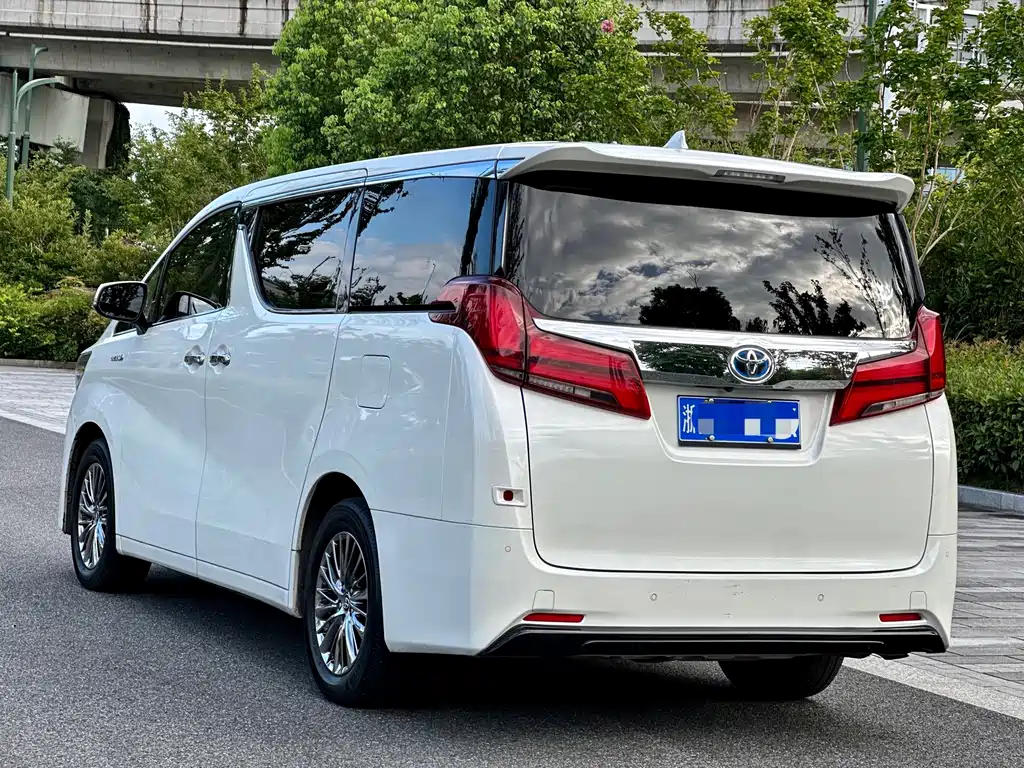 Toyota Alphard — миниатюра 4