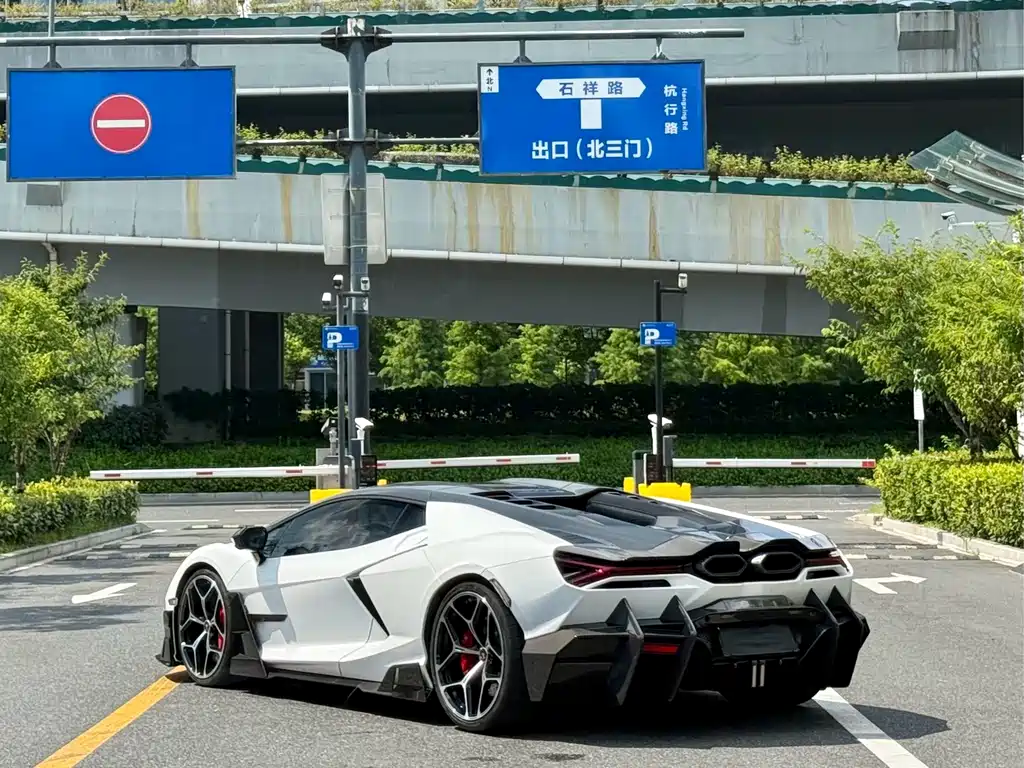 Lamborghini Revuelto — миниатюра 9