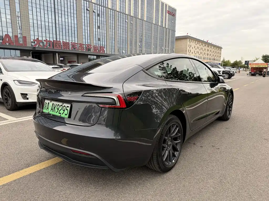 Tesla Model 3 — миниатюра 13
