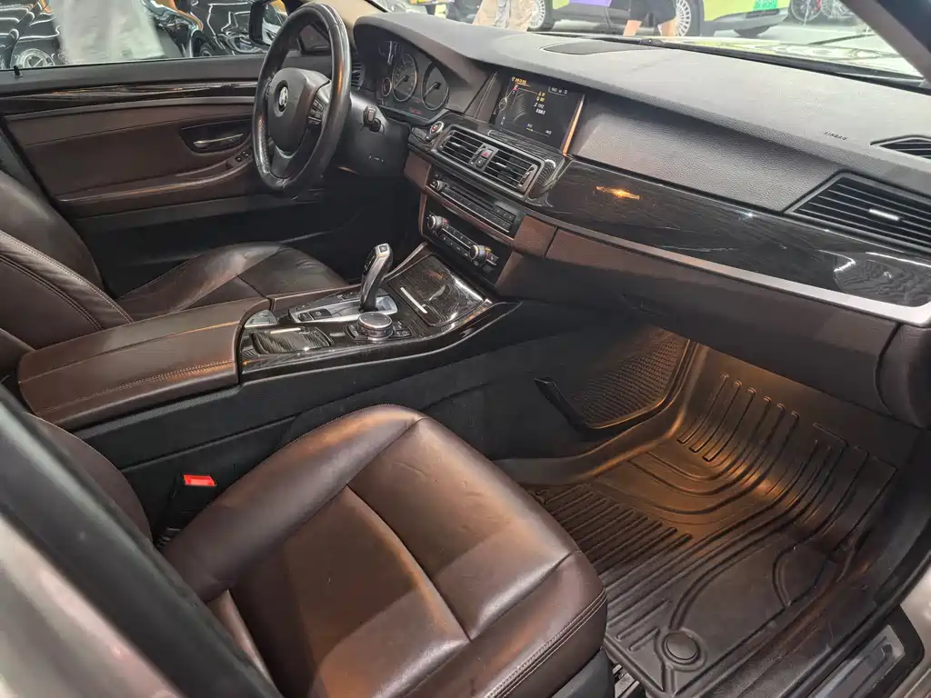 BMW 5 Series — миниатюра 7
