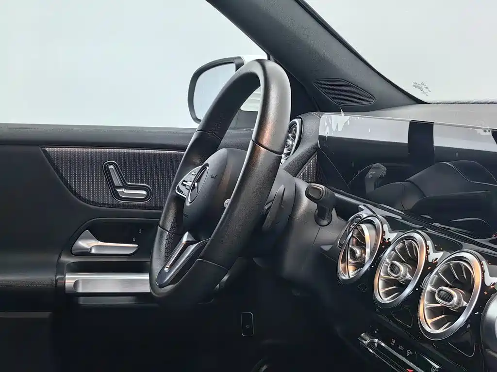 Mercedes-Benz GLB — миниатюра 22