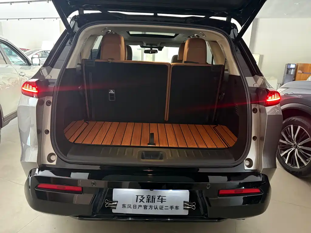 NISSAN EXPLORING THE LAND