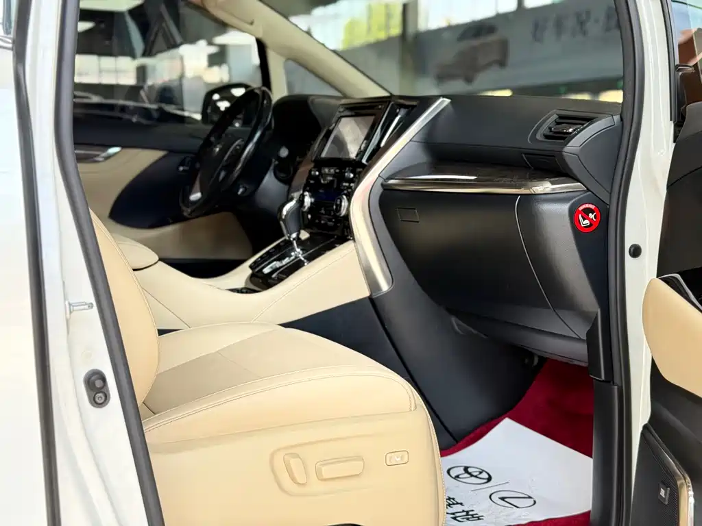 Toyota Alphard — миниатюра 12
