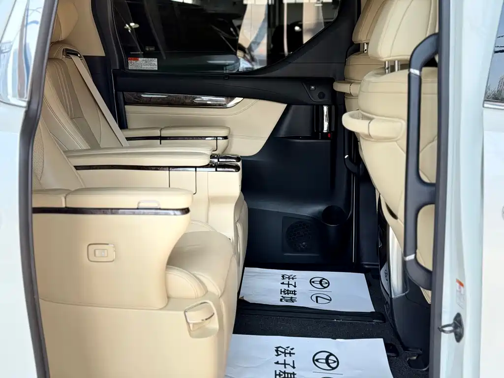 Toyota Alphard — миниатюра 14