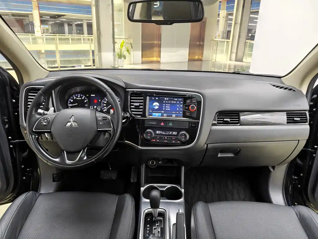 Mitsubishi Outlander (Import) — миниатюра 8