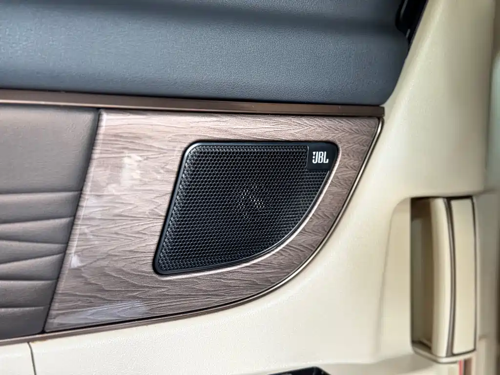 Toyota Alphard — миниатюра 14