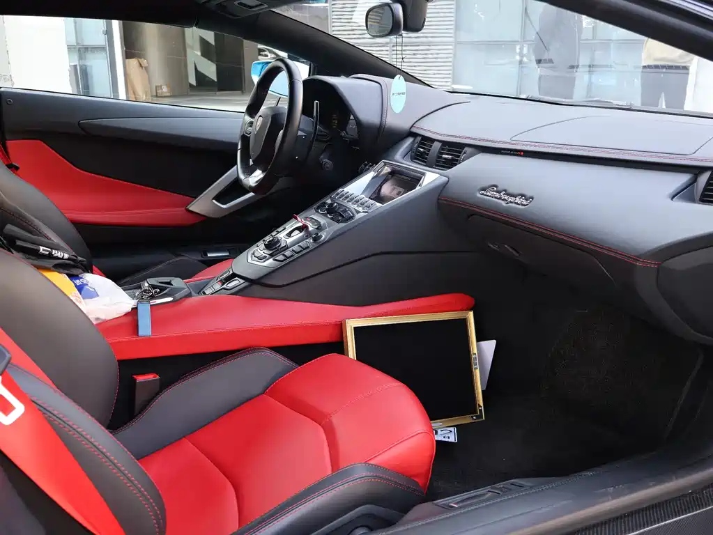 LAMBORGHINI AVENTADOR