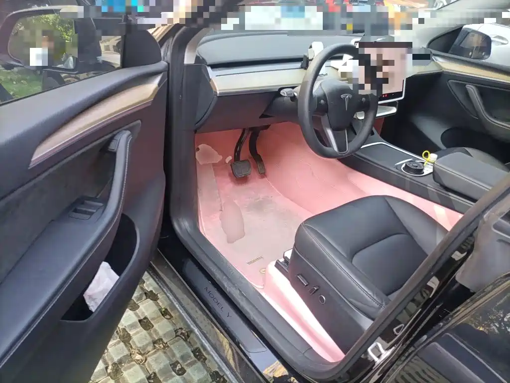 Tesla Model Y — миниатюра 17