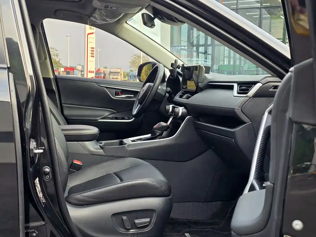 Toyota RAV4 — миниатюра 10