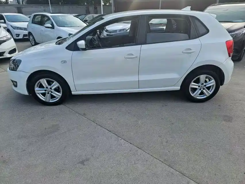 Volkswagen Polo 2011 1.4L AT