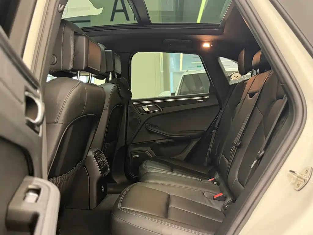 Porsche Macan — миниатюра 10