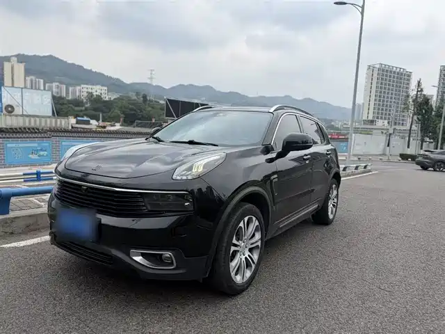 2021 Lynk & Co 01