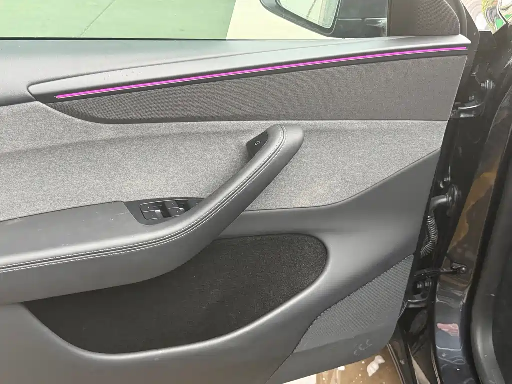 Tesla Model Y — миниатюра 3