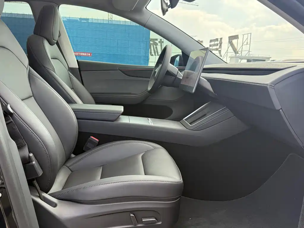 Tesla Model Y — миниатюра 9