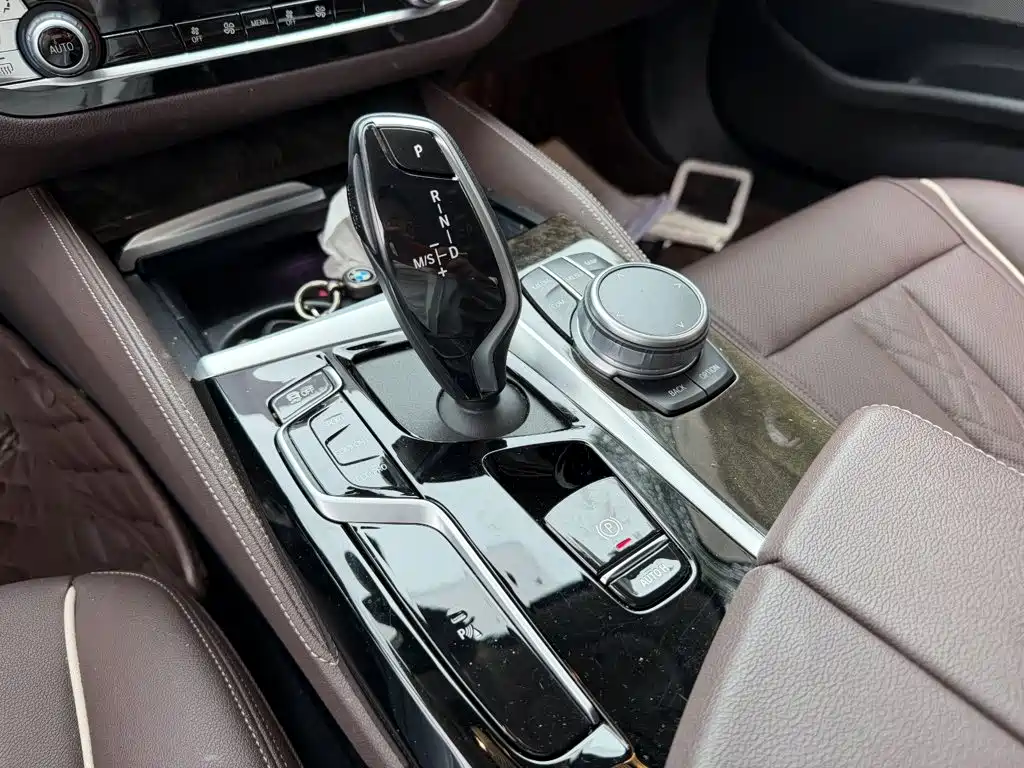 BMW 5 Series — миниатюра 9