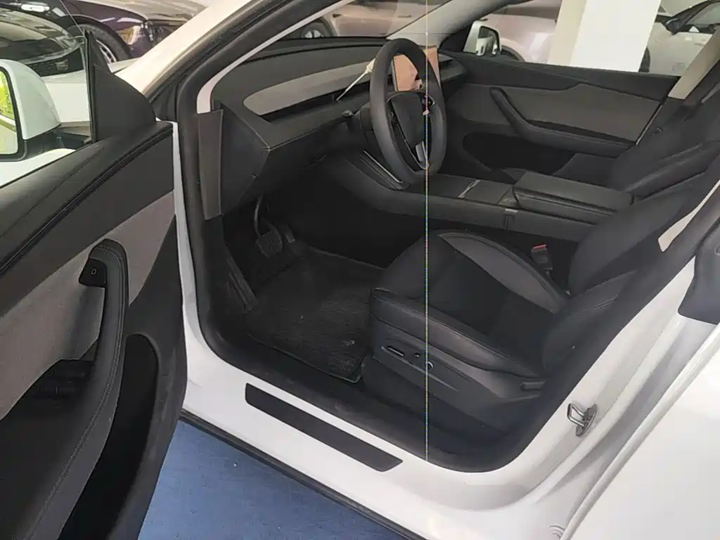 Tesla Model Y — миниатюра 16