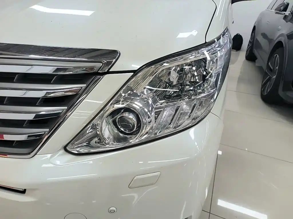 Toyota Alphard — миниатюра 24