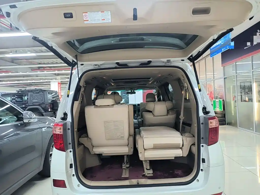 Toyota Alphard — миниатюра 19