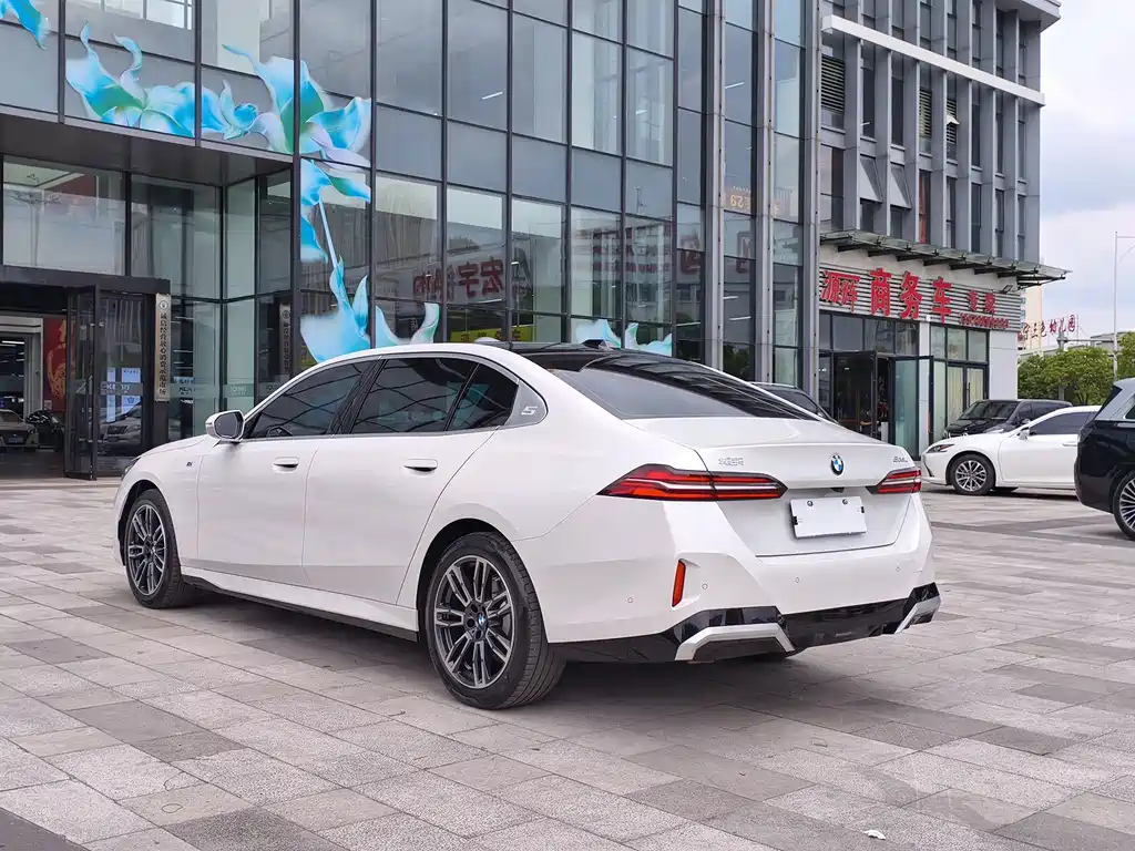 BMW 5 Series — миниатюра 7