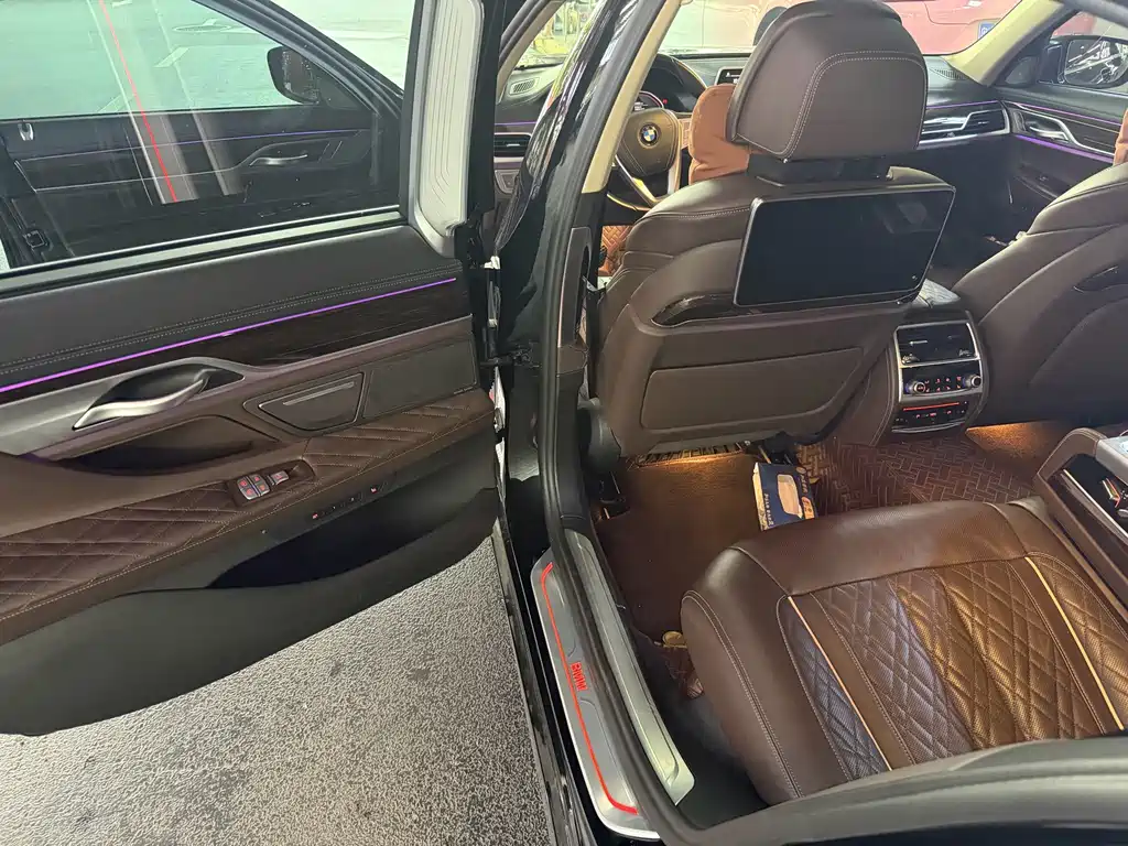 BMW 7 Series — миниатюра 10