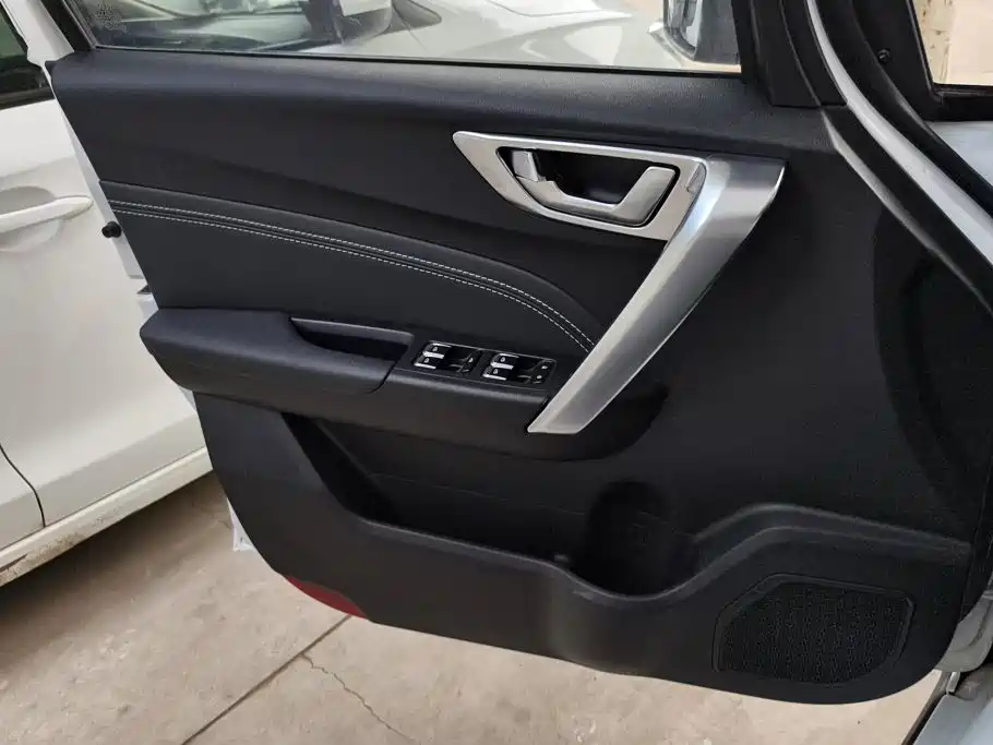 Geely Vision X3 — миниатюра 7