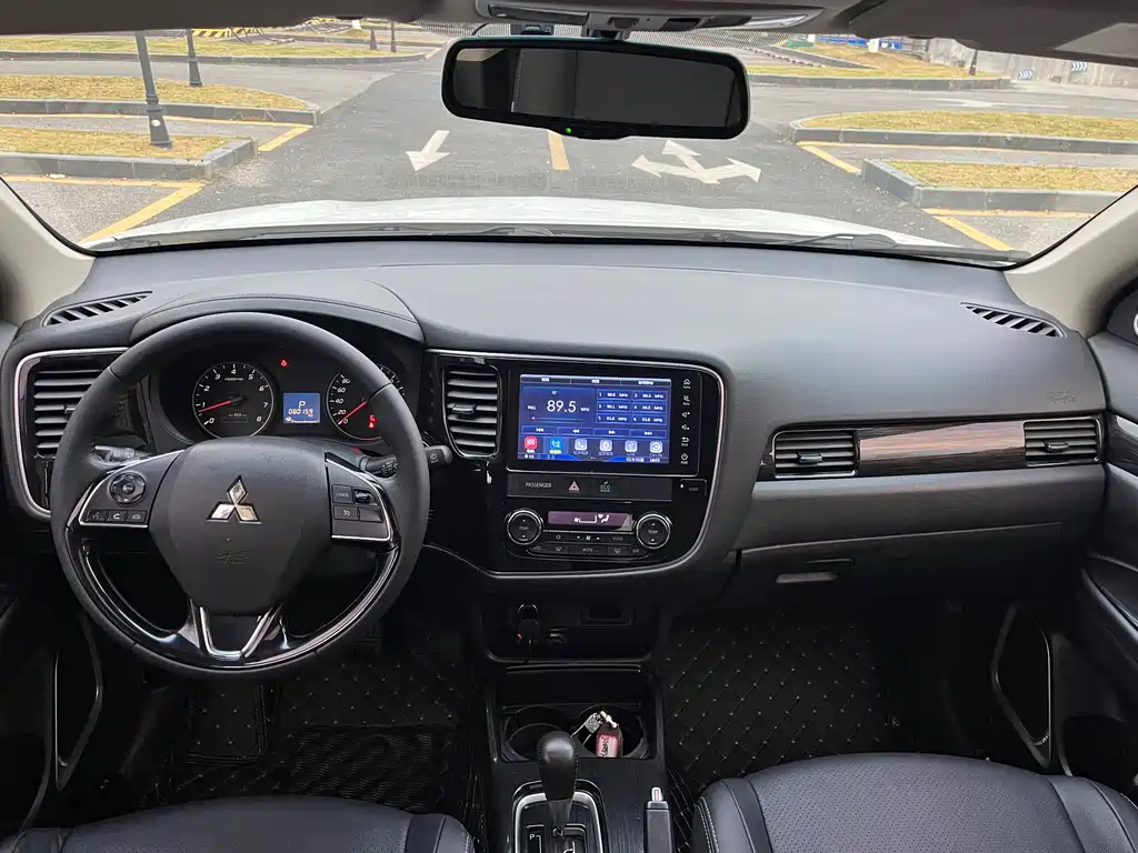 MITSUBISHI OUTLANDER