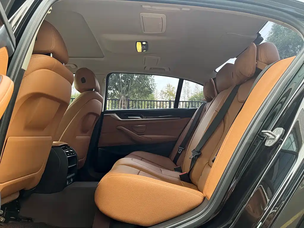 BMW 5 Series — миниатюра 19