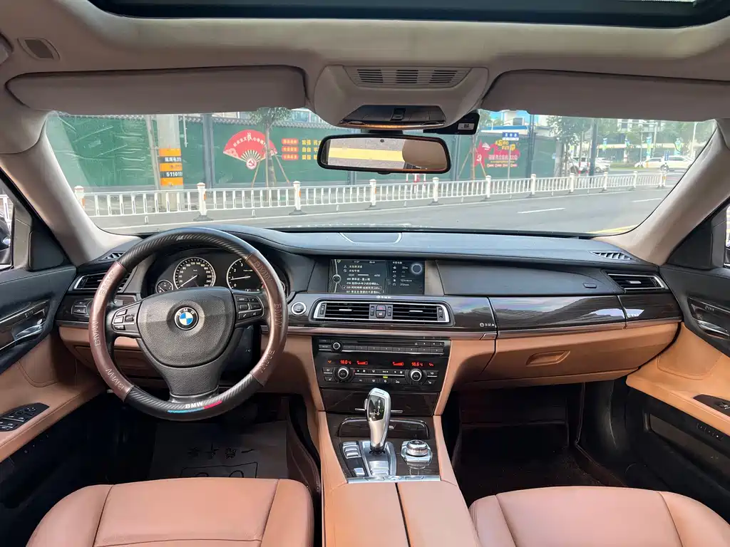 BMW 7 Series — миниатюра 11
