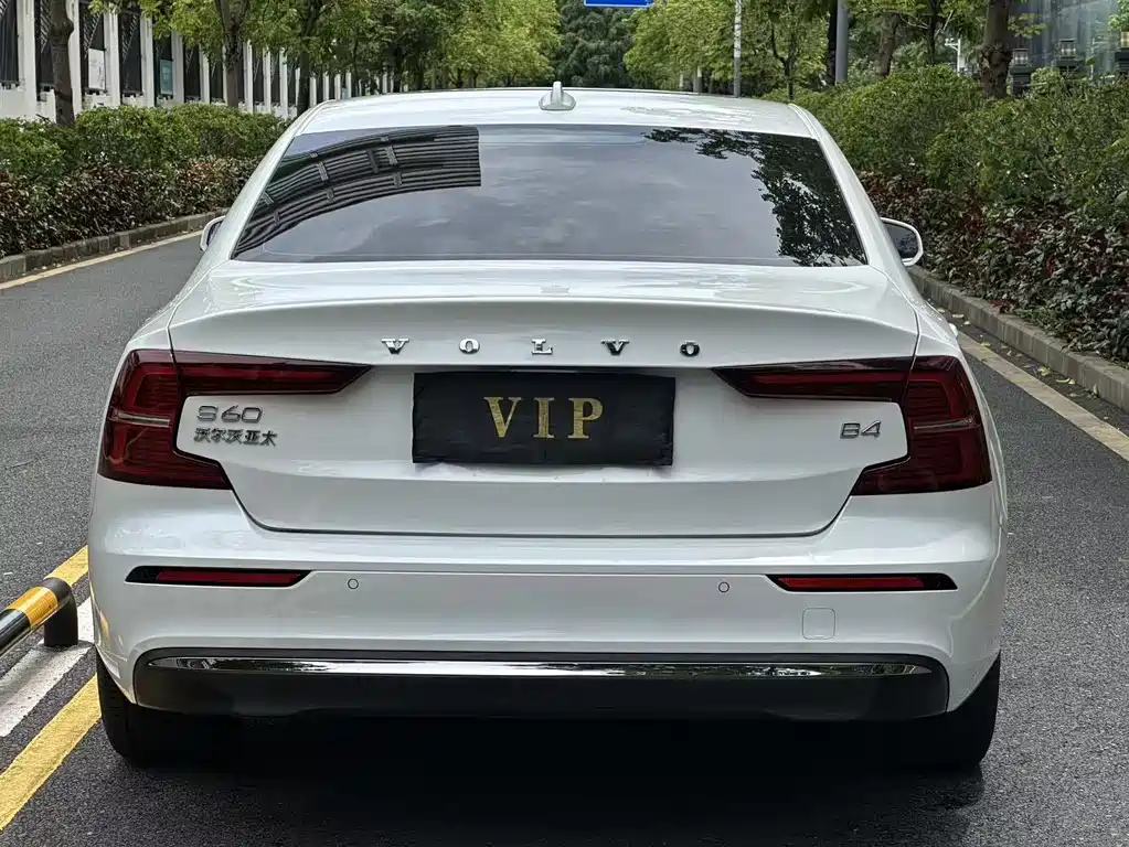 Volvo S60 2026 B4 Luxury