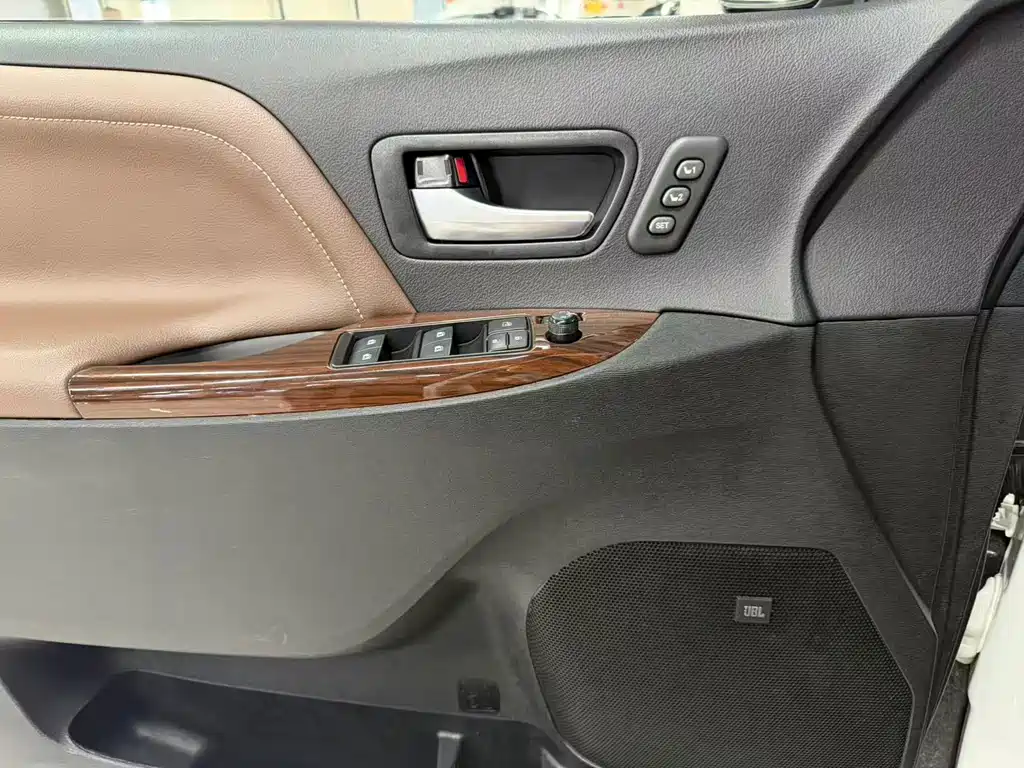 Toyota Sienna — миниатюра 13