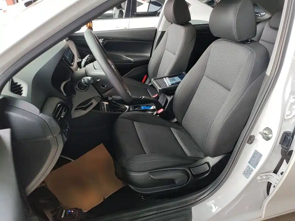 Hyundai Elantra — миниатюра 15