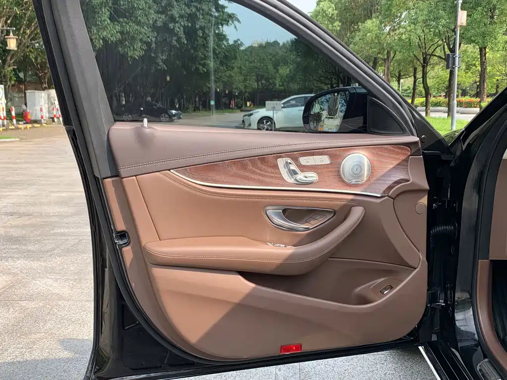 Mercedes-Benz E-Class — миниатюра 10